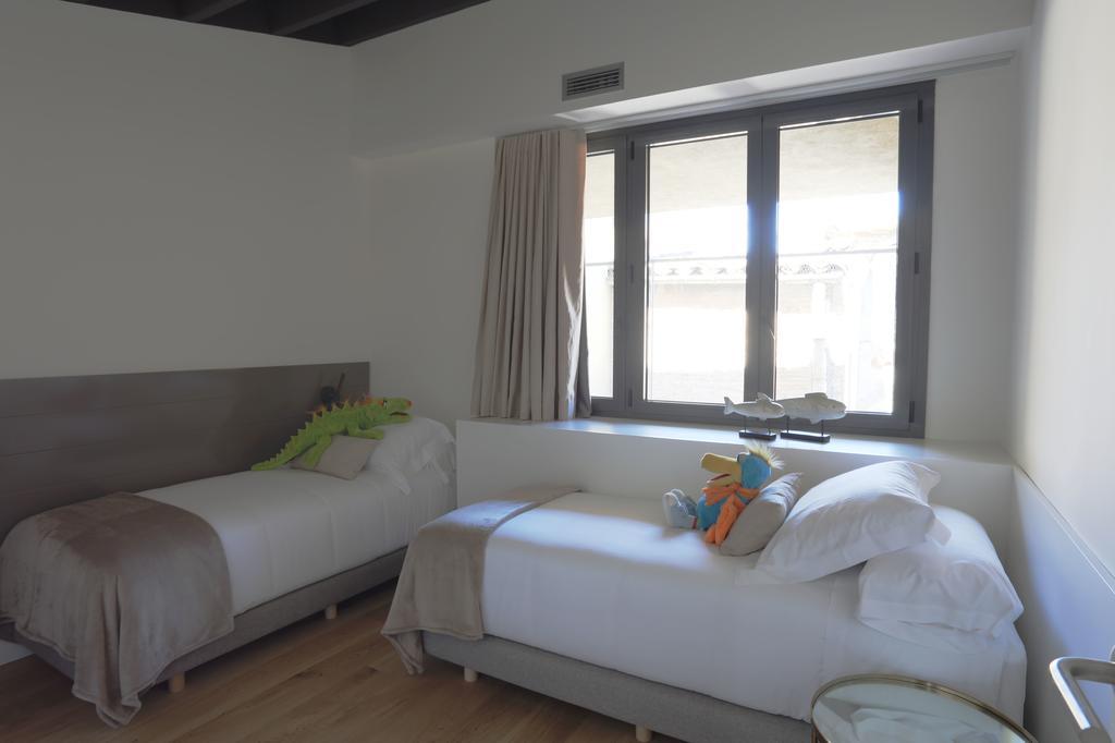 Apartaments Placa Del VI ชีโรนา ภายนอก รูปภาพ